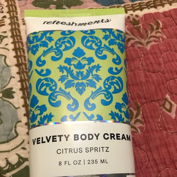 Refreshments Body and Hand lotions with Makeup wipes and cleansing face wipes - Picture 4 of 10